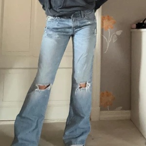 Lågmidjade jeans  - Jätte snygga ljusblåa Lågmidjade jeans, säljer bara för har flera liknande ❤️