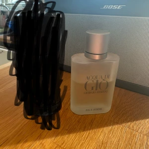 Acqua di Giò Pour Homme - Säljer en klassisk herrparfym från Giorgio Armani, Acqua di Giò Pour Homme. Flaskan är frostad och har en stilren design med en silverfärgad kork. Doften är fräsch och tidlös, perfekt för den moderna mannen.