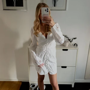 Studentklänning  - Säljer denna söta klänning med v-ringning och ballongärmar 💞Köpt här på Plick men tyvärr var den för stor på mig, klänningen är helt ny med prislapp! Slutsåld på NA-KD (Förra årets kollektion) Perfekt till studenten ☀️