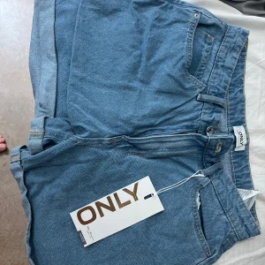 Blå jeansshorts från ONLY - Snygga blå jeansshorts från ONLY. 200kr för 1 eller 600kr för alla 4