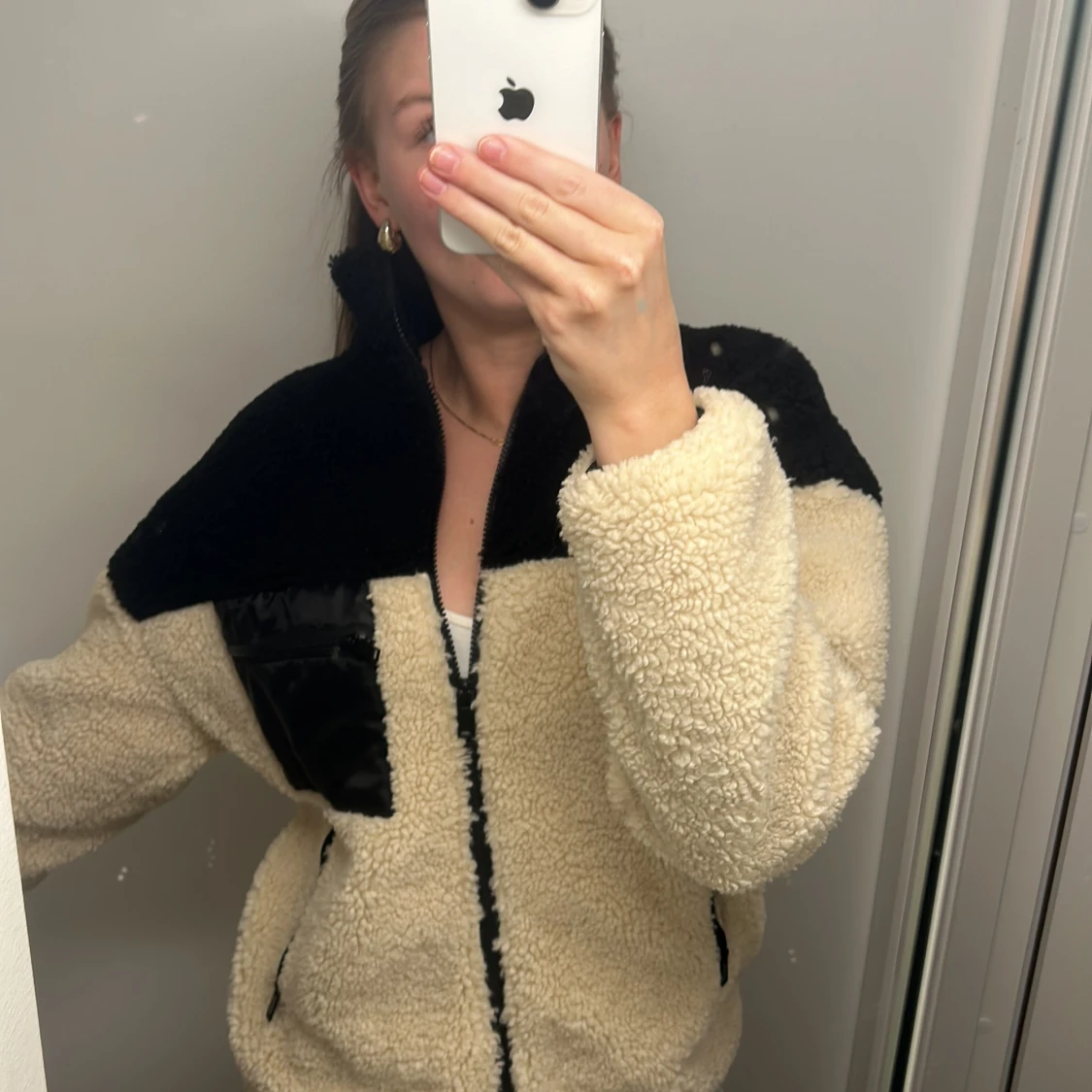 Beige/Svart  teddyjacka från Ginatricot - 1