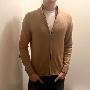 Merino full zip - En skön full zip i 100% merino ull från These Glory Days. Sparsamt använd, inga defekter.