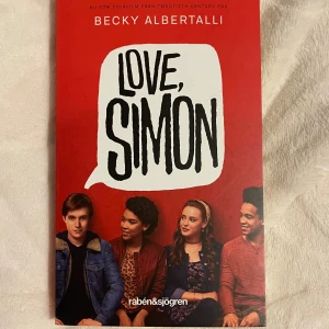 Love, Simon - Boken 'Love, Simon' av Becky Albertalli handlar om Simon som är homosexuell men inte har kommit ut. Han riskerar att bli avslöjad och måste hantera sina känslor och hemligheter. En berättelse om identitet och kärlek.