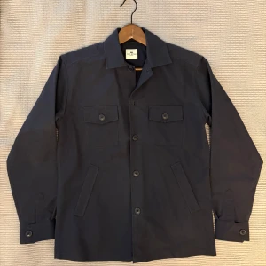 John Henric overshirt  - Super fräsch o snygg overshirt i nyskick. Säljer den för den inte kommer till någon användning. 