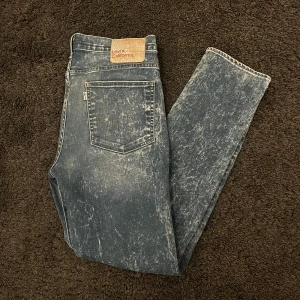 Levis slim fit jeans  - Riktigt feta och unika jeans från Levis med slimfit passform, väldigt sköna. L32 och gissar på att det är W32. 