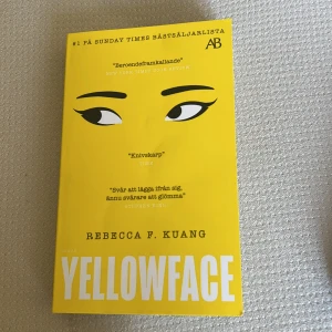 Helt ny Yellowface av Rebecca F Kuang - En uppmärksammad roman som toppat bästsäljarlistor! Med en iögonfallande gul omslag och starka citat från bland annat Stephen King och TIME, är detta en bok som lovar spänning och skarpa insikter. Perfekt för dig som gillar aktuella och omtalade berättelser. Helt ny köpte på bokhandeln för en vecka sen. SVENSKA