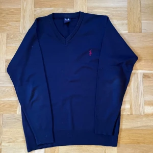 Mörkblå v-ringad tröja Polo Ralph Lauren - Har inte haft någon användning till den då jag har bytt stil! Den är också mörkblå i verkligheten belysningen får den ose ljudare ut.