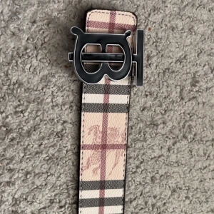 Burberry bälte med rutig design - 115cm