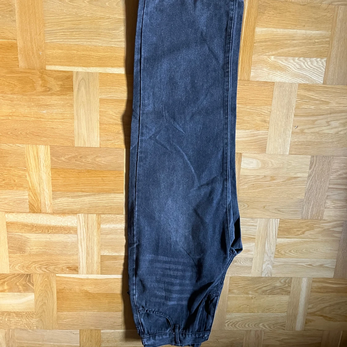 Svarta wide jeans från YINZHJOY - 1