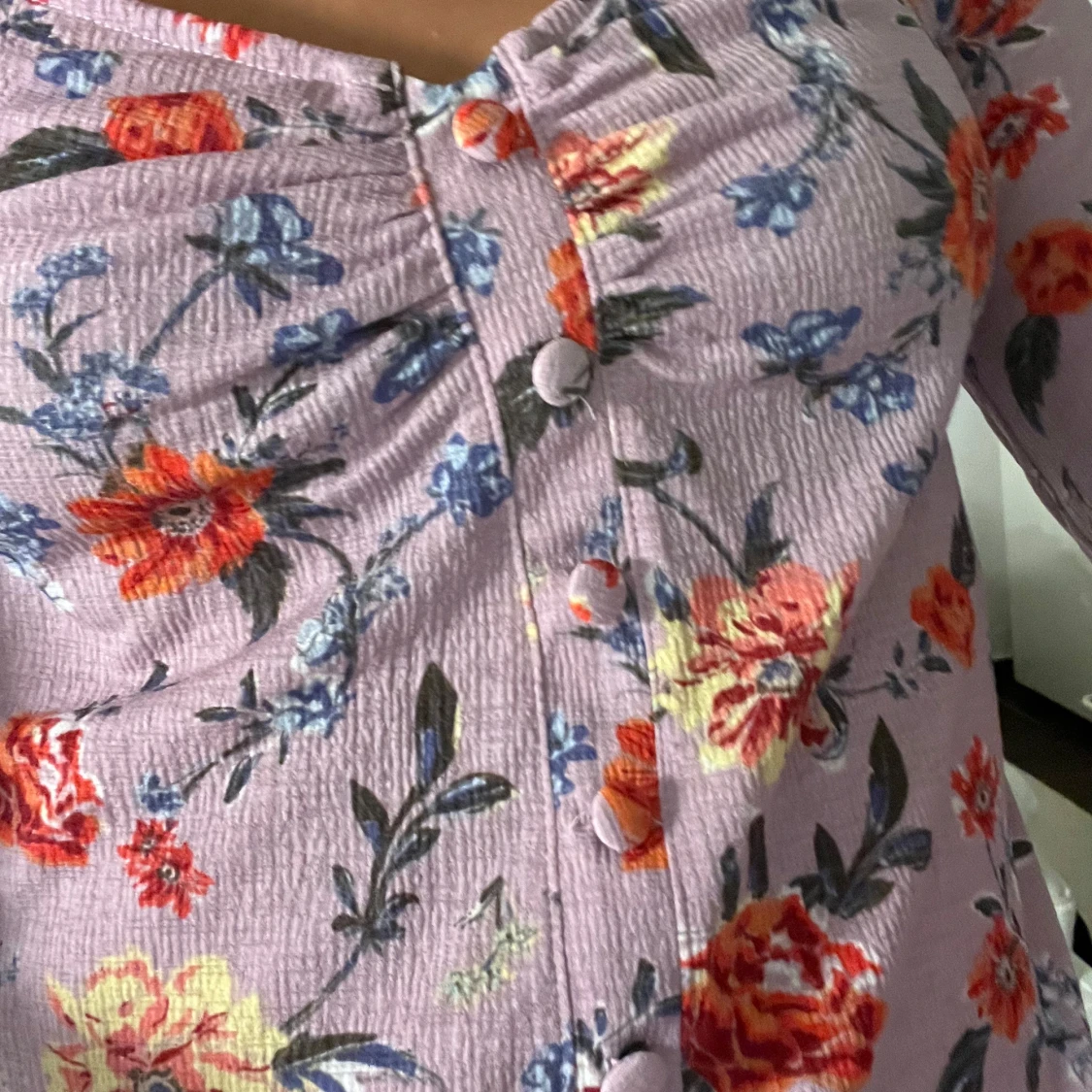 Ljuslila blommig blus med volang - 1