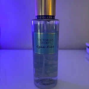 Victoria's Secret Aqua Kiss  - Köpte parfymen men den har ej kommit till någon användning, inte helt full. (250 ml)                      Nypris: 200-300?