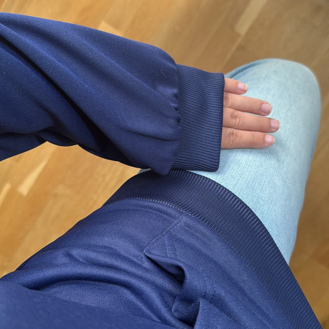 Marinblå hoodie med tryck - 1