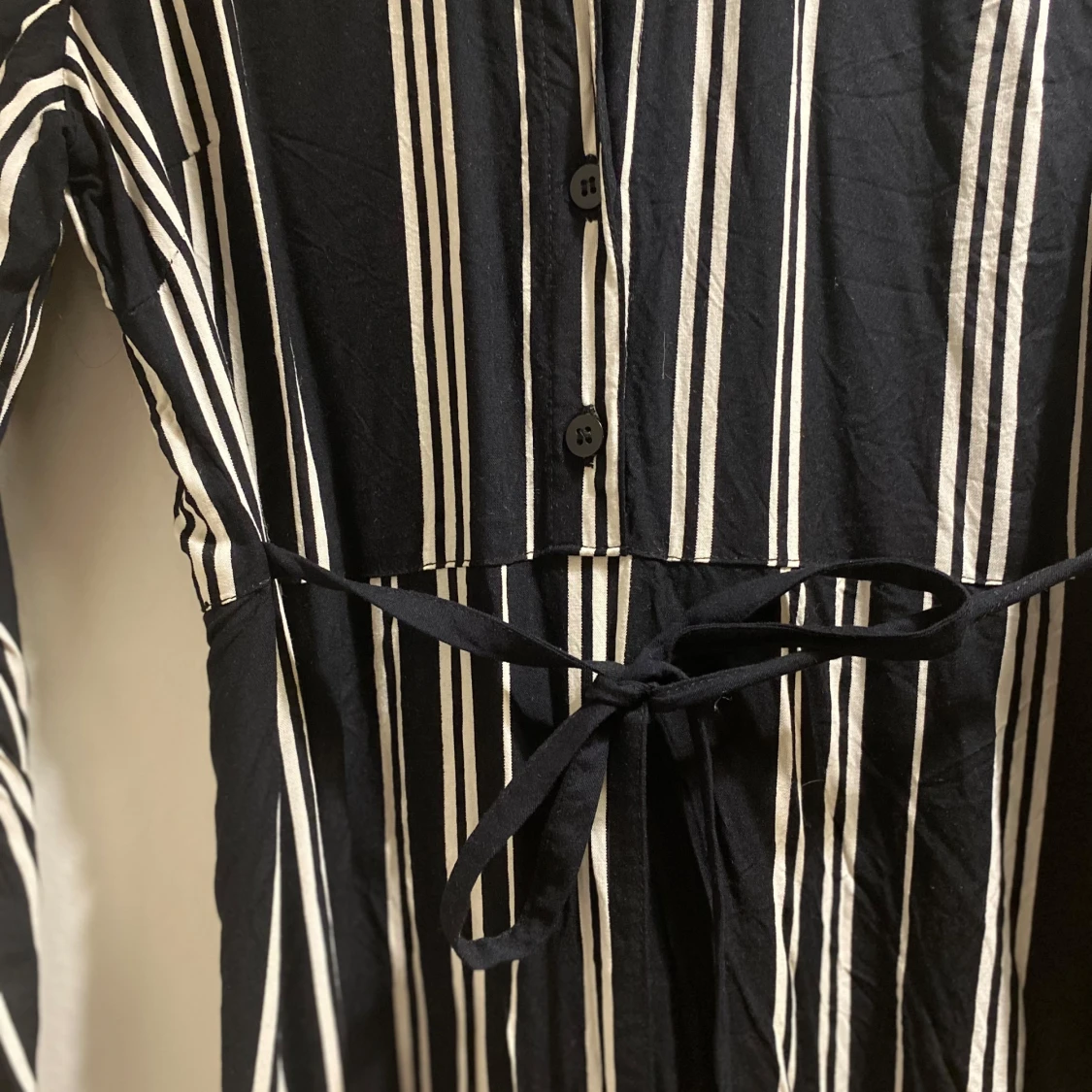 Svartvit långrandig klänning med knyt - 1