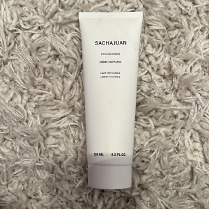 Sachajuan Styling Cream 125 ml - En vit tub med Sachajuan Styling Cream, 125 ml. Stylingkrämen är lätt och flexibel, perfekt för att forma och definiera håret. Helt oanvänd och nypris är 330.