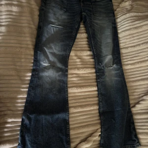 Lågmidjade Bootcut jeans från Gina Tricot - Säljer dessa supersnygga lågmidjade jeansen från Gina, det är deras Young kollektion.  Dom är nästintill oanvända (använda en gång i skolan) då dom är på gränsen till för korta för mig, jag är 170. Skriv privat om ni har några frågor eller funderingar.