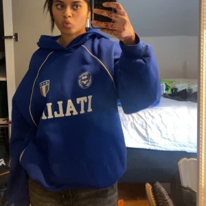 Blå hoodie med ITALIA-tryck - Blå hoodie med vit ITALIA-tryck inte alls använd mycke o i bra skick💞