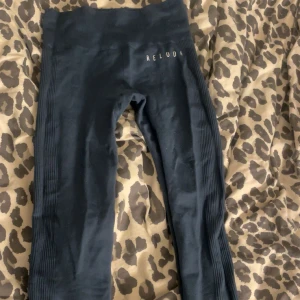 Blåa tränings tights från Relode - Säljer min tränings tights från relode för att de inte kommer till användning, dessa är vanilja tights utan någon scrunch, skriv för fler bilder! Dessa tights är i storlek XS men passar även S!