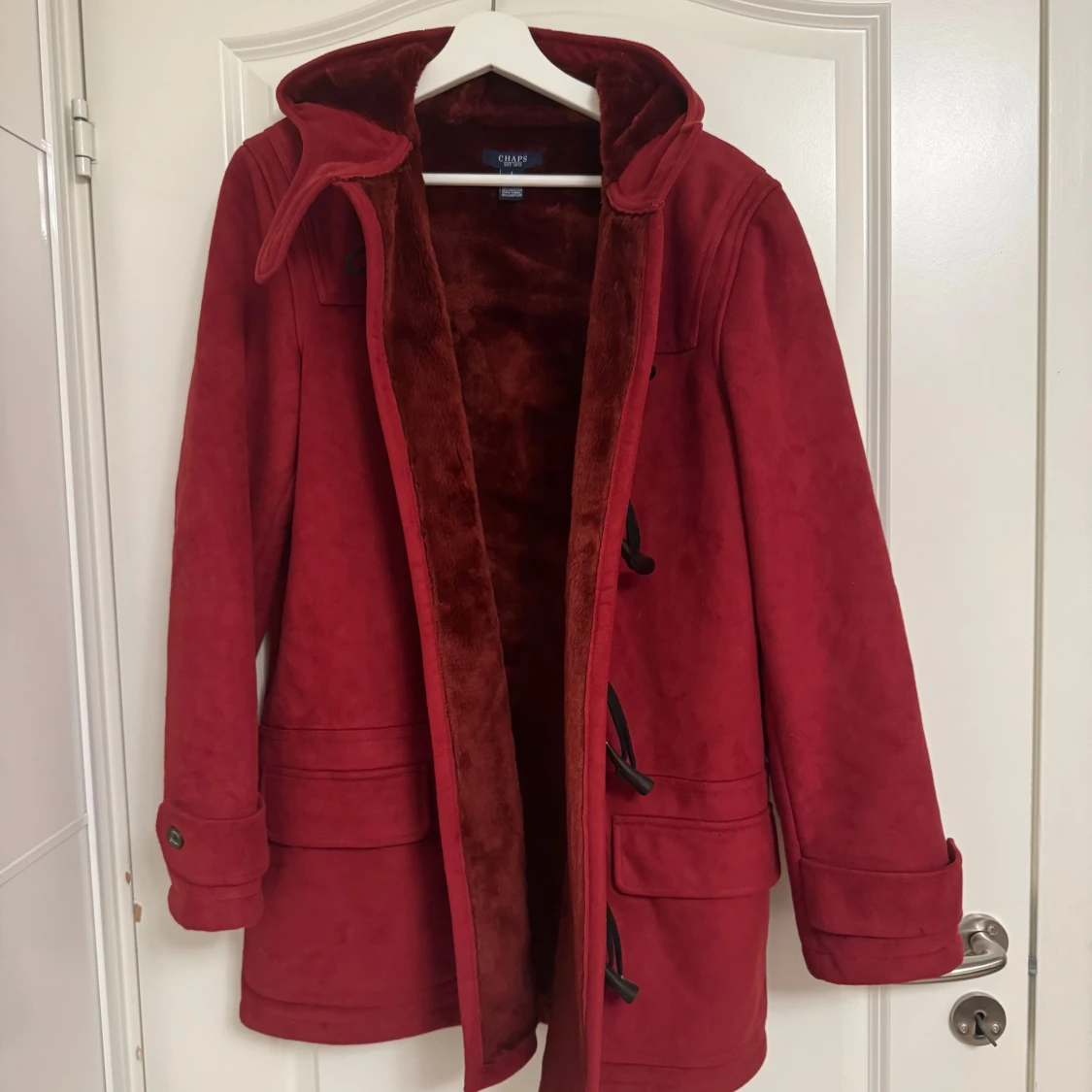 Röd duffeljacka med huva från Chaps - 1
