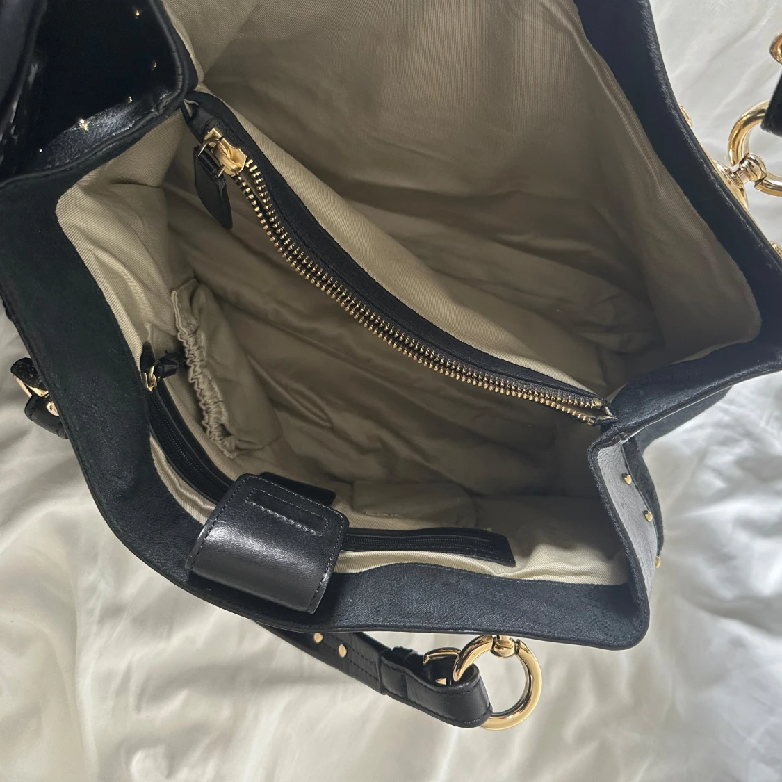 Svart väska med gulddetaljer från DKNY - 4