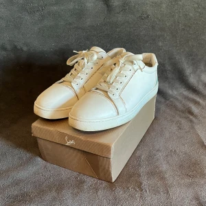 Christian Louboutin skor - | Skor från Christian Louboutin | Storlek:45 | Skick: Mycket bra | Färg: Vit med guld kant detaljer och rosa/blå skiftande färg vid hälen | Box medföljer vid köp | Skriv vid funderingar |