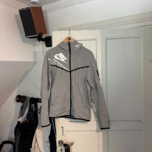 Nike Tech Mjukisdress - Nike Tech mjukisdress inköpt i London på en FootLocker. Har tyvärr inte kvittot kvar då det var ett par år sedan, därmed lägre priset. Strlk Small på båda två. Skickar gärna fler bilder eller videos på begäran! Bara att höra av dig så diskuterar vi vidare, fraktar helst, alternativt mötas upp i Stenungsund. Levereras Självfallet nytvättad och fin😁