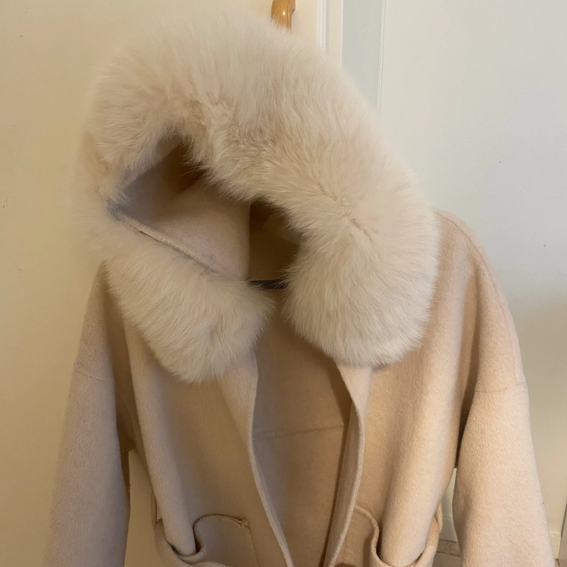 Beige kappa med fluffig päls