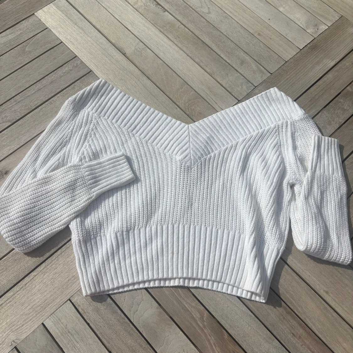 Vit ribbad stickad tröja