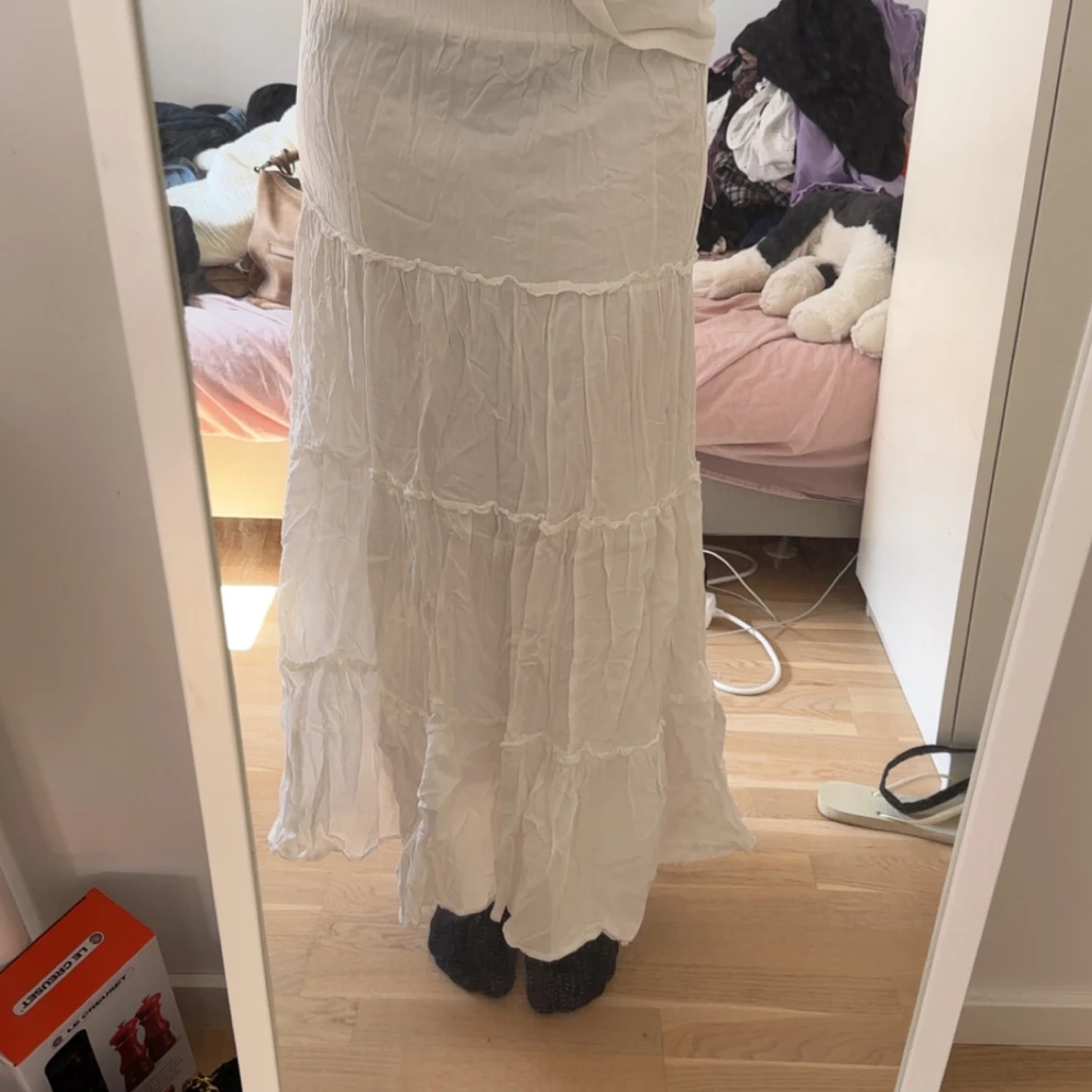 Vit långkjol med volanger 