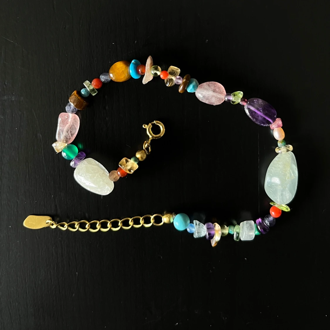 Sten armband guld Maanesten