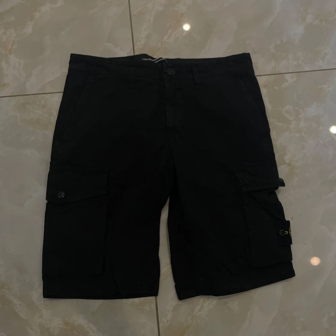 Svarta cargo shorts från Stone Island