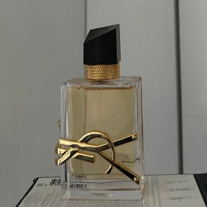 YSL Libre Eau de Parfum 50ml - YSL Libre Eau de Parfum i en lyxig glasflaska med guldiga detaljer och svart asymmetrisk kork. 50ml använd 2 sprut. Nypris 1400