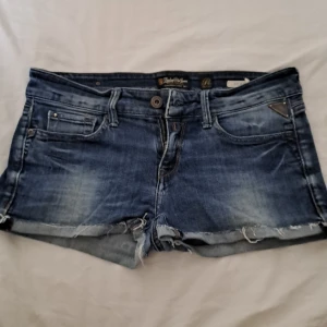 Low waist replay jeansshorts  - Jättesnygga jeansshorts från replay. Mörkblåa och väldigt låga samt korta. Lite stretchiga. Köpt från en marknad i Thailand.