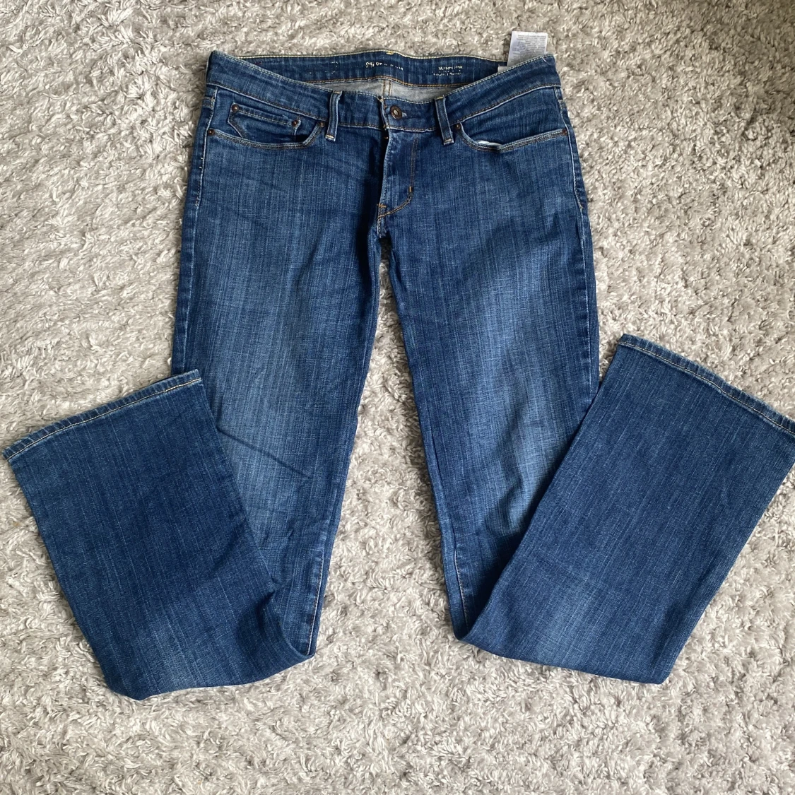 Blå lågmidjase bootcut jeans från Levi's