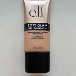 e.l.f. Soft Glam Satin Foundation 25 - Jag har endast tryckt ut en liten droppe för att se färgen. Så den är ny, inköpt denna vecka! Ord pris 110kr Foundation från e.l.f. i nyansen 25 Light Neutral.