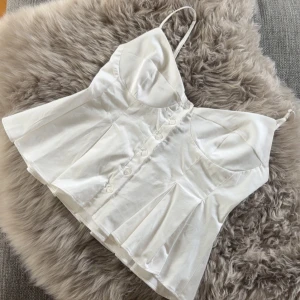 Vit topp - Super söt vit topp från Zara. Säljer då den är för liten för mig💞 använd ca 1 gång, nyskick. 