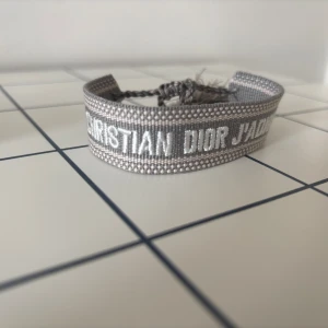 Grå Christian Dior J'adior armband - Snyggt grått armband från Christian Dior.