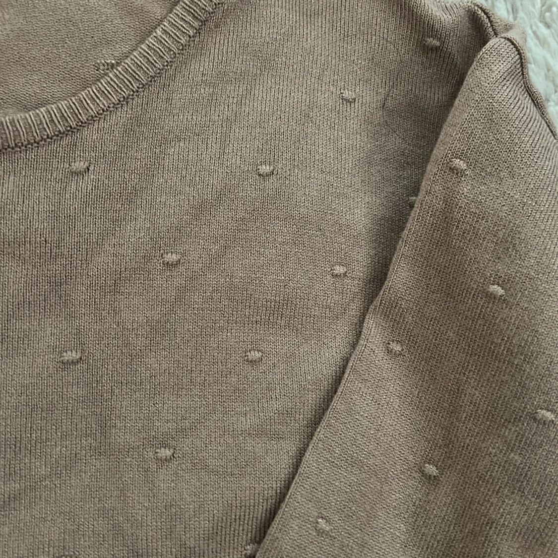 Beige prickig stickad tröja från Mywearwoman - 3