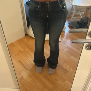 Bootcut jeans med cool dragkedja  - Nu säljer ja mina weekday jeans i mörkblå fin tvätt och en ass cool dragkedja där framme, det är w26 men passar w25. Är perfekta på mig som är runt 170, passar folk som är lite längre samt lite kortare, pris kan diskuteras, skickar snabbt. 💗