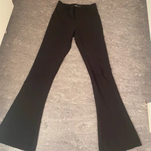 Svarta bootcut kostymbyxor - säljer dessa fina kostymbyxor och kavaj som ett sett eftersom de går jätte bra ihop💕  kostymbyxor från gina tricot: köpt för 500 kr  kavaj från h&m: köpt för 499 k 