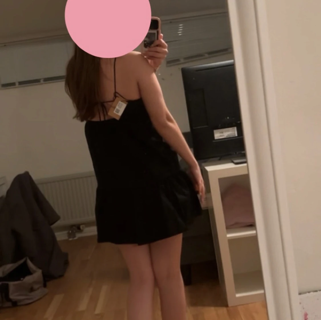 Svart kort klänning med tunna axelband - 1