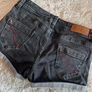  jeansshorts INSIDE - Svarta jeansshorts från INSIDE med snygga röda detaljer på både bak o framsida❤️ Aldrig använda av mig och sitter bra på mig som är 160 och har XS/S i allt 