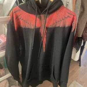 Marcelo Burlon svart hoodie med röd print - Marcelo Burlon hoodie i storlek xl, super fint skick 