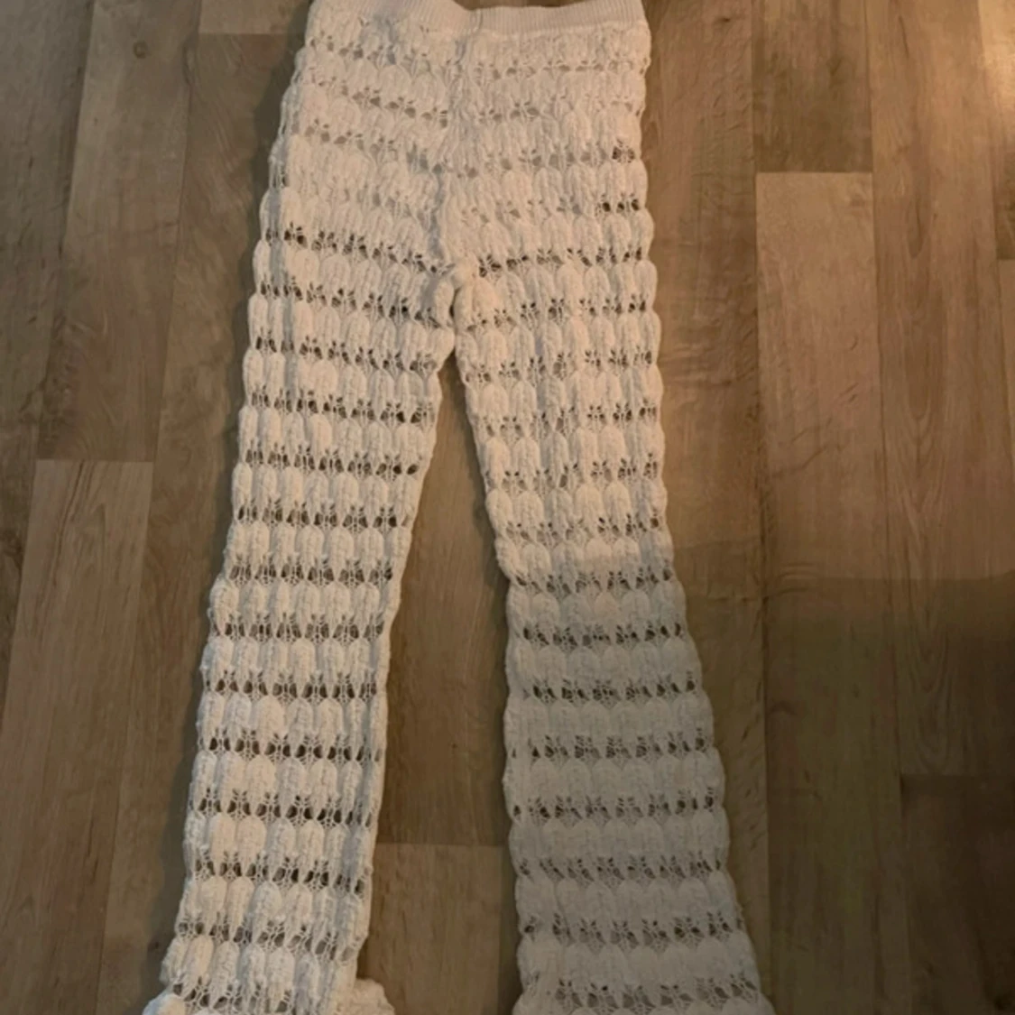 Vita virkade byxor med volangkant - 1