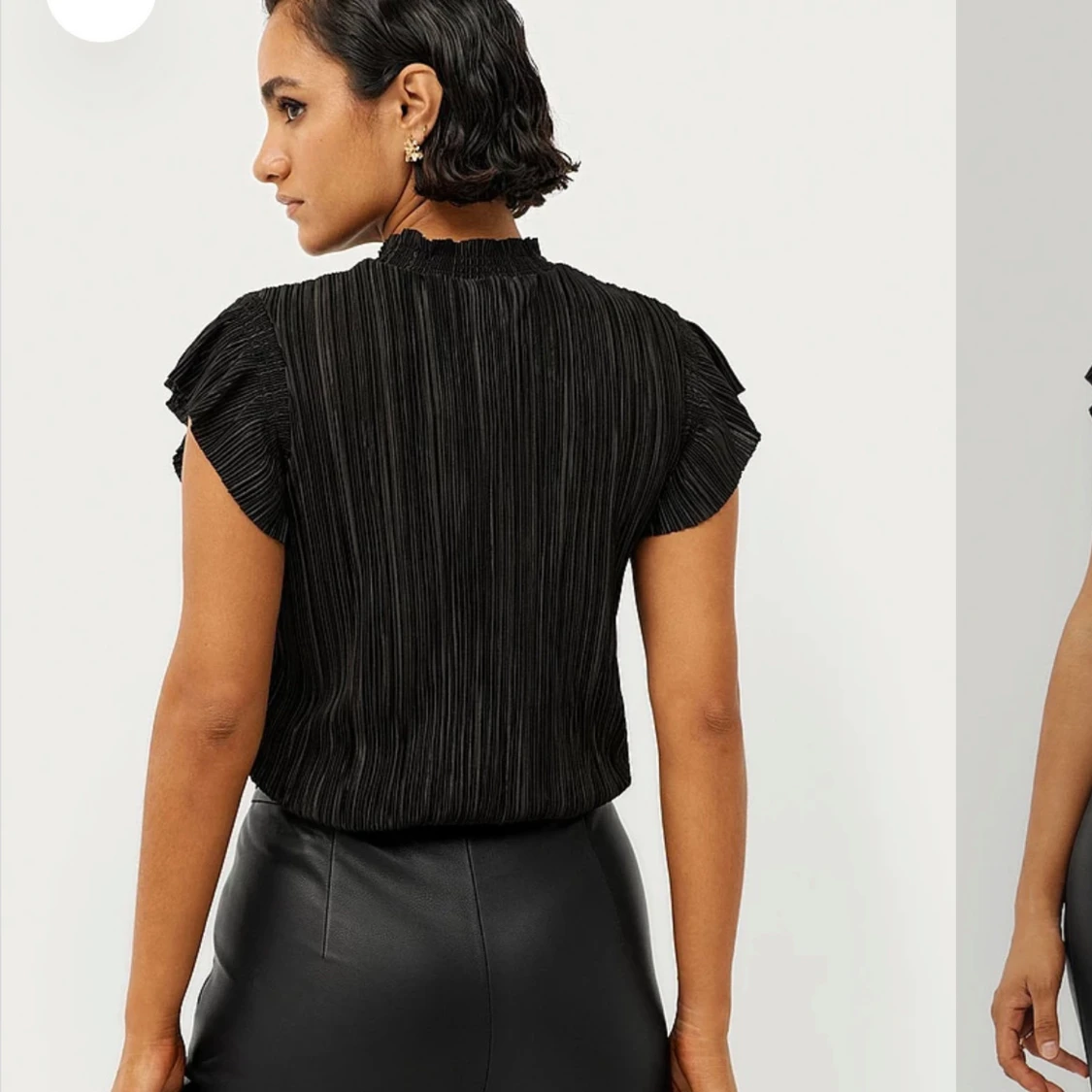 Svart blus med volangärm - 1