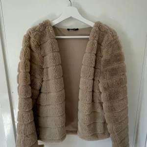 Beige pälsjacka från Gina Tricot  - Storlek xl men passar S om man vill ha den mer oversize och trendig passform. Knappt använd och jätteskön 