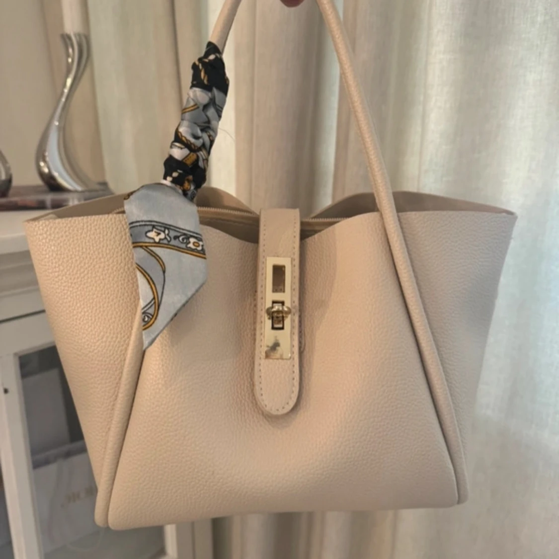 Beige handväska med scarf-detalj - 3