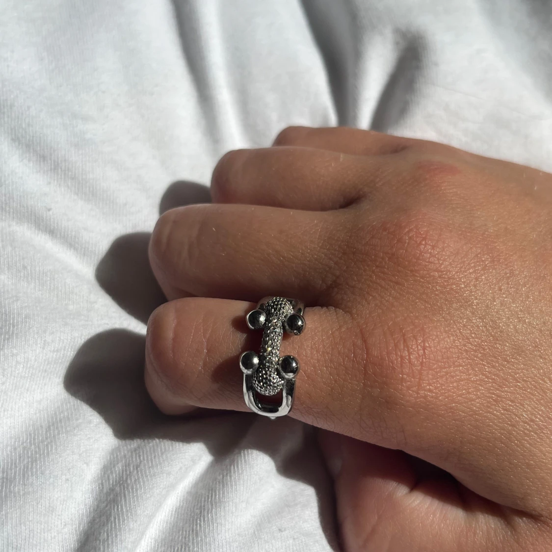 Silvrig chunky ring med detaljer - 1