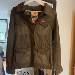 Superdry Safarijacka - Superdry safarijacka / höstjacka | Skick: Mycket fint | Storlek: M | Pris: 450kr | Hojta till vid funderingar!👌