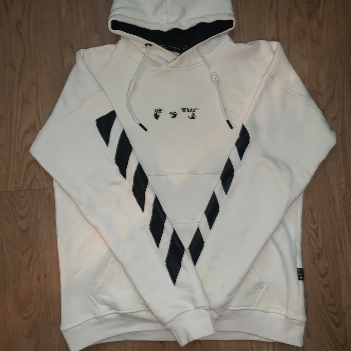 Off-White vit hoodie med svarta detaljer