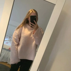 Stickad tröja Gina Tricot  - Säljer denna super fina rosa stickade tröjan från Gina Tricot💕